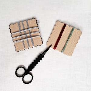 Carte à fils recouverte de lin en forme de biscuit