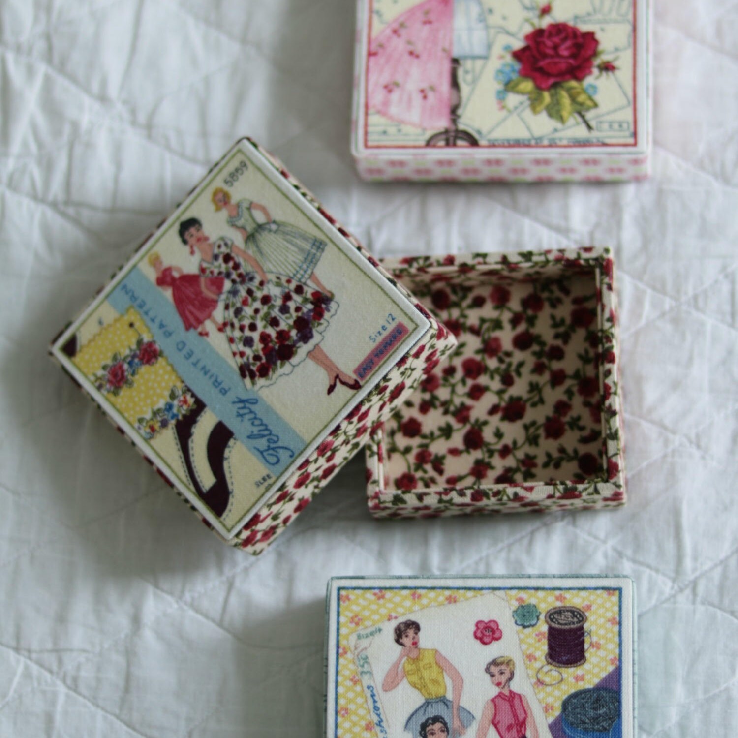 Boîte à Épingles de Style Rétro