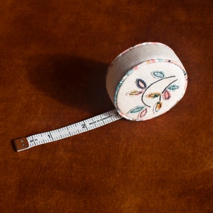 Embroidery set, scissors and tape measure image 5