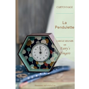 Peut inclure: Une horloge hexagonale avec un cadre en bois brun et un cadran en tissu bleu et blanc à motifs. L'horloge est posée sur une surface en tissu bleu et blanc. L'horloge mesure 14,5 cm de large, 12,5 cm de haut et 7 cm de profondeur. Le texte sur l'image indique "CARTONNAGE La Pendulette CAROLE MEUNIER est Fairy's Fingers Dimensions: 14,5 x 12,5 x 7 cm"