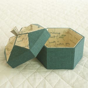 Cartonnage tutorial of a hexagonal box with faceted lid image 5