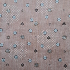 Cupón de tela rosa con estrellas plateadas para patchwork