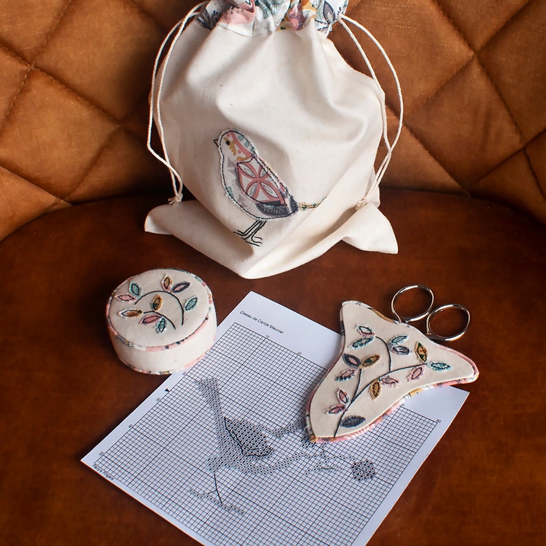 Embroidery set, scissors and tape measure image 1