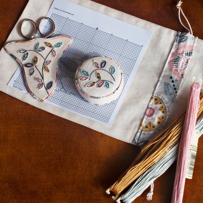 Embroidery set, scissors and tape measure image 3