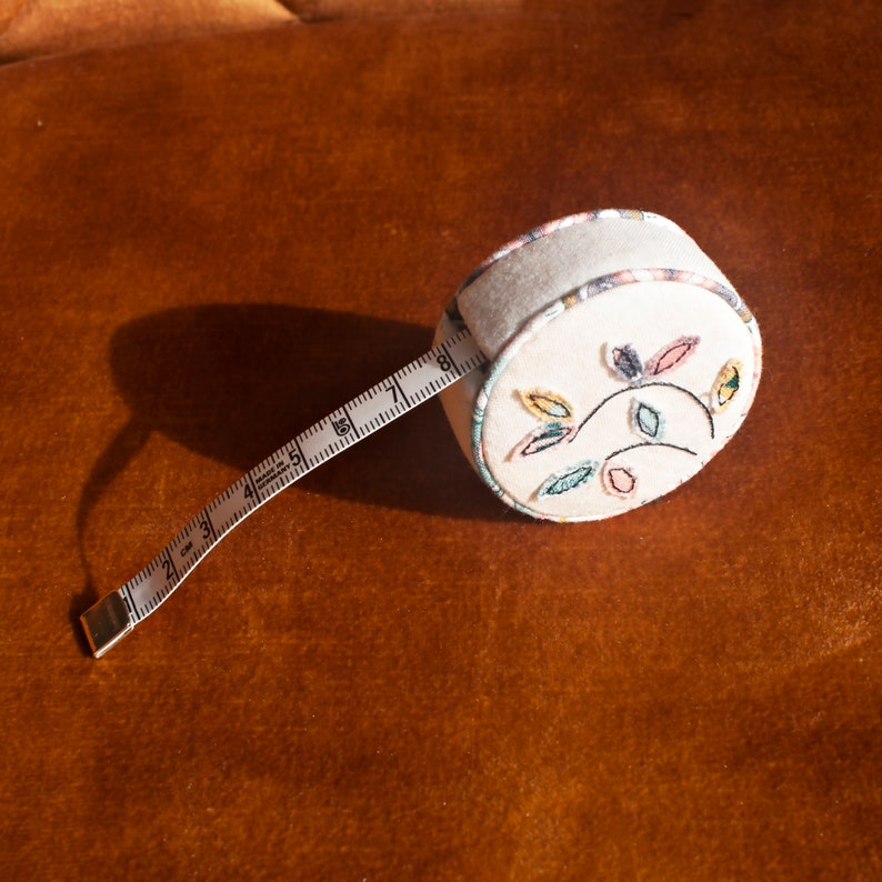 Embroidery set, scissors and tape measure image 6