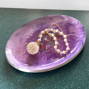 Taca na bibeloty, owalna, z żywicy w kolorze fioletowo-purpurowym i srebrnym z zatopionymi płatkami róży zdjęcie 1