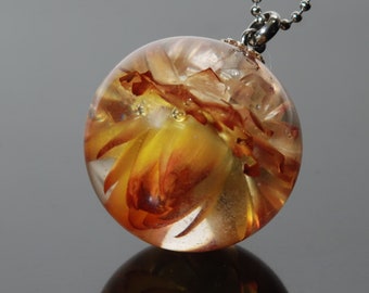 Pendant - resin necklace, dry flower, diametr 30 mm, yellow flower
