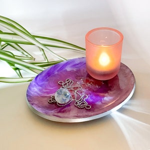 Taca na bibeloty, owalna, z żywicy w kolorze fioletowo-purpurowym i srebrnym z zatopionymi płatkami róży zdjęcie 5