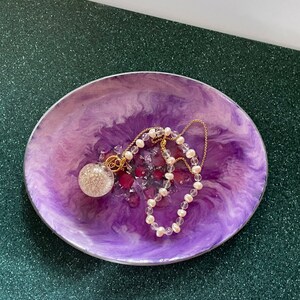 Taca na bibeloty, owalna, z żywicy w kolorze fioletowo-purpurowym i srebrnym z zatopionymi płatkami róży zdjęcie 8