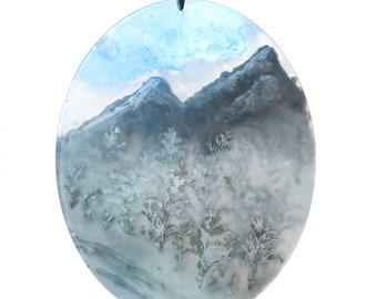 Hängendes Terrarium mit natürlichen Pflanzen in Resin. Berge und Wald im Winter. Traumfänger. Kann an der Wand oder im Fenster hängen.