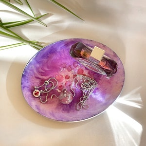 Taca na bibeloty, owalna, z żywicy w kolorze fioletowo-purpurowym i srebrnym z zatopionymi płatkami róży zdjęcie 4