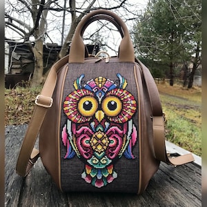 Mochila de piel versátil con búho bordado. Mochila y bolso de mano para mujer en uno. Bolso personalizado inusual con un búho de dibujos animados brillante.