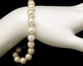 Vintage Faux Pearls Bracelet Mid Century High Quality Glass Knotted Beads 8 in Fancy Clasp