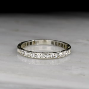 Vintage vigselring i vitguld med enkelslipade diamanter och gravyr, ca 1930-talet bild 1