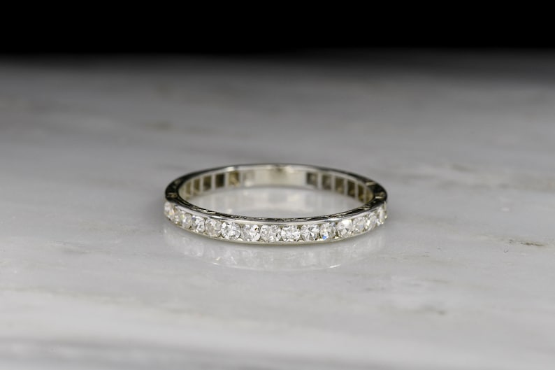 Vintage vigselring i vitguld med enkelslipade diamanter och gravyr, ca 1930-talet bild 1