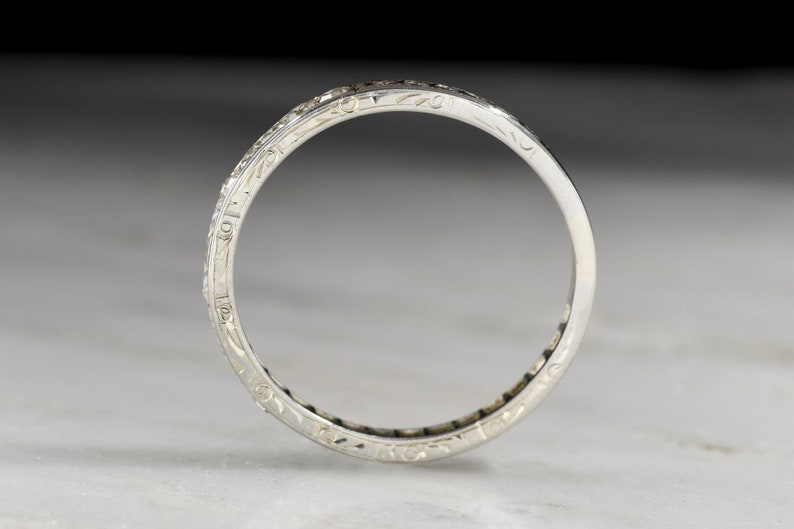Vintage vigselring i vitguld med enkelslipade diamanter och gravyr, ca 1930-talet bild 2