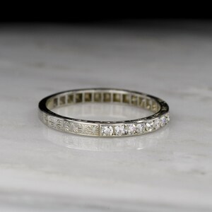 Vintage vigselring i vitguld med enkelslipade diamanter och gravyr, ca 1930-talet bild 4