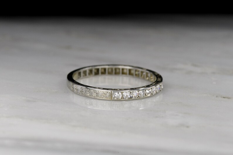 Vintage vigselring i vitguld med enkelslipade diamanter och gravyr, ca 1930-talet bild 4