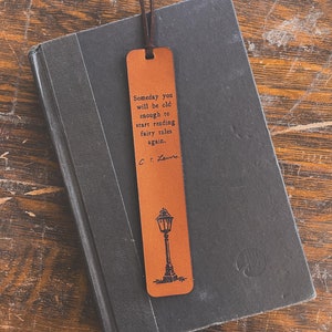 C.S.Lewis Lesezeichen aus Leder Eines Tages bist du alt genug um wieder Märchen zu lesen.Zitat Abschlussgeschenk für Tochter Geschwister Sohn
