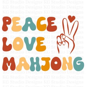 Puede incluir: Gr&aacute;fico de Paz, Amor, Mahjong con un signo de paz y un coraz&oacute;n. Las palabras est&aacute;n en una fuente retro y colorida.