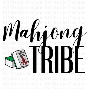 Puede incluir: Dise&ntilde;o gr&aacute;fico en blanco y negro con el texto "Mahjong Tribe" y una ficha de mahjong verde y blanca con caracteres chinos.