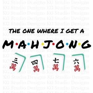 Puede incluir: Un fondo blanco con el texto "THE ONE WHERE I GET A MAHJONG" en negro con puntos de colores. Cuatro fichas de mahjong verdes con caracteres chinos rojos se muestran debajo del texto.
