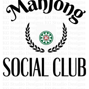 Puede incluir: Logotipo en blanco y negro con el texto "Mahjong Social Club" en una fuente estilizada. Un dise&ntilde;o floral verde y blanco est&aacute; centrado sobre el texto, rodeado de una corona de laurel negra.
