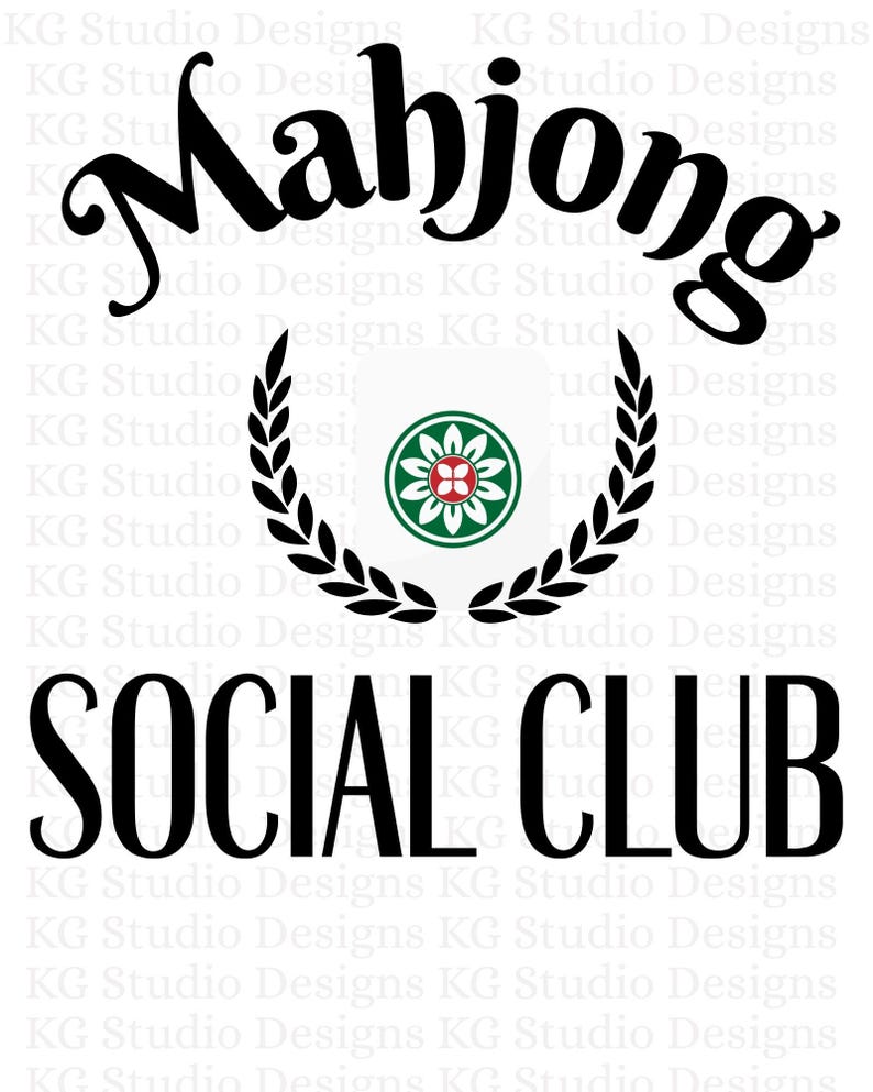 Puede incluir: Logotipo en blanco y negro con el texto "Mahjong Social Club" en una fuente estilizada. Un dise&ntilde;o floral verde y blanco est&aacute; centrado sobre el texto, rodeado de una corona de laurel negra.