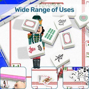 Puede incluir: Un conjunto de fichas de Mahjong blancas con varios s&iacute;mbolos y bordes de colores, dispersas sobre una superficie estampada. La imagen tambi&eacute;n incluye un soldadito de plomo e im&aacute;genes m&aacute;s peque&ntilde;as de naipes, domin&oacute;s y m&aacute;s fichas de Mahjong. El texto en la parte superior dice "Wide Range of Uses."
