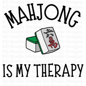 Puede incluir: Ilustraci&oacute;n en blanco y negro de la palabra "Mahjong" con dos fichas de mahjong. Las fichas son verdes, blancas y rojas con caracteres chinos. El texto "Is My Therapy" est&aacute; debajo de las fichas.