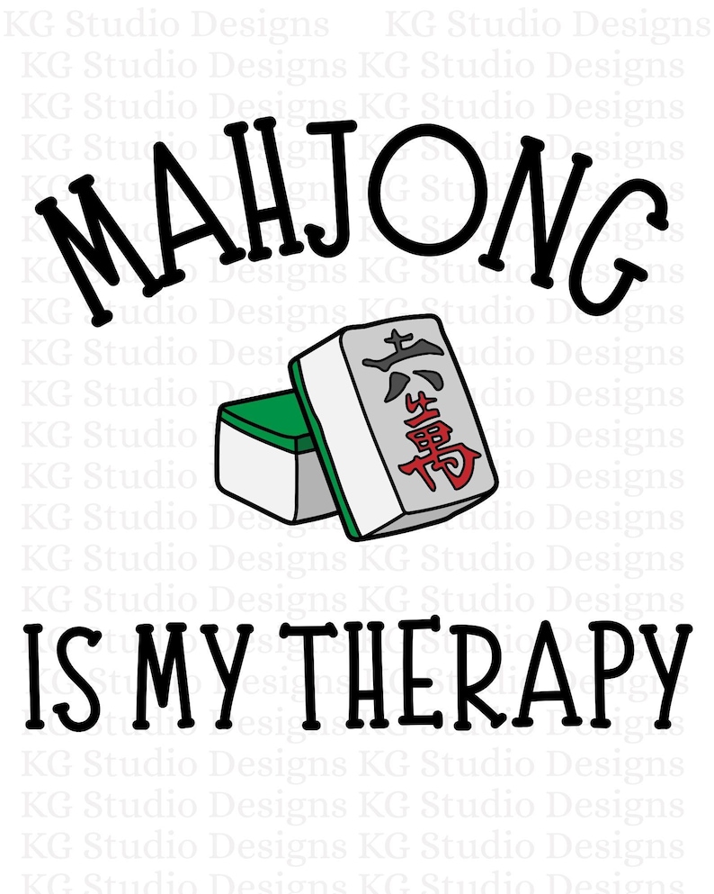 Puede incluir: Ilustraci&oacute;n en blanco y negro de la palabra "Mahjong" con dos fichas de mahjong. Las fichas son verdes, blancas y rojas con caracteres chinos. El texto "Is My Therapy" est&aacute; debajo de las fichas.