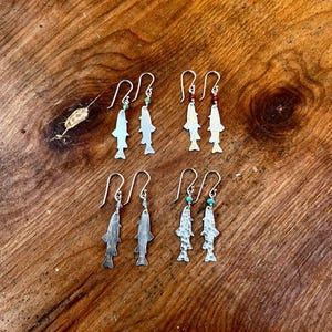 Pendientes colgantes de plata de ley con turquesa, cornalina, crisoprasa, labradorita y pez trucha martillado, tamaño mediano imagen 2