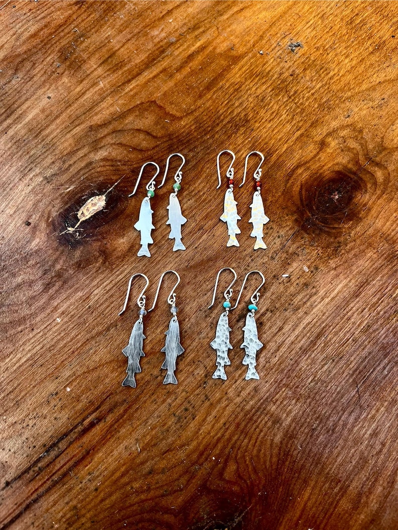 Pendientes colgantes de plata de ley con turquesa, cornalina, crisoprasa, labradorita y pez trucha martillado, tamaño mediano imagen 2