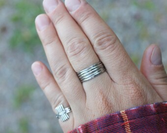 Anillos apilables finos de plata de ley martillados, hechos a medida