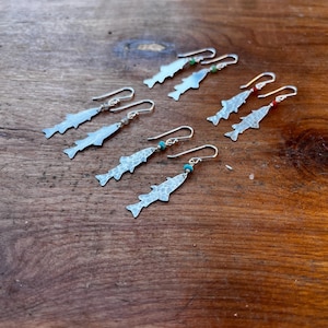 Pendientes colgantes de plata de ley con turquesa, cornalina, crisoprasa, labradorita y pez trucha martillado, tamaño mediano imagen 4