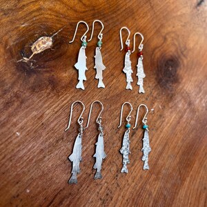 Pendientes colgantes de plata de ley con turquesa, cornalina, crisoprasa, labradorita y pez trucha martillado, tamaño mediano imagen 5