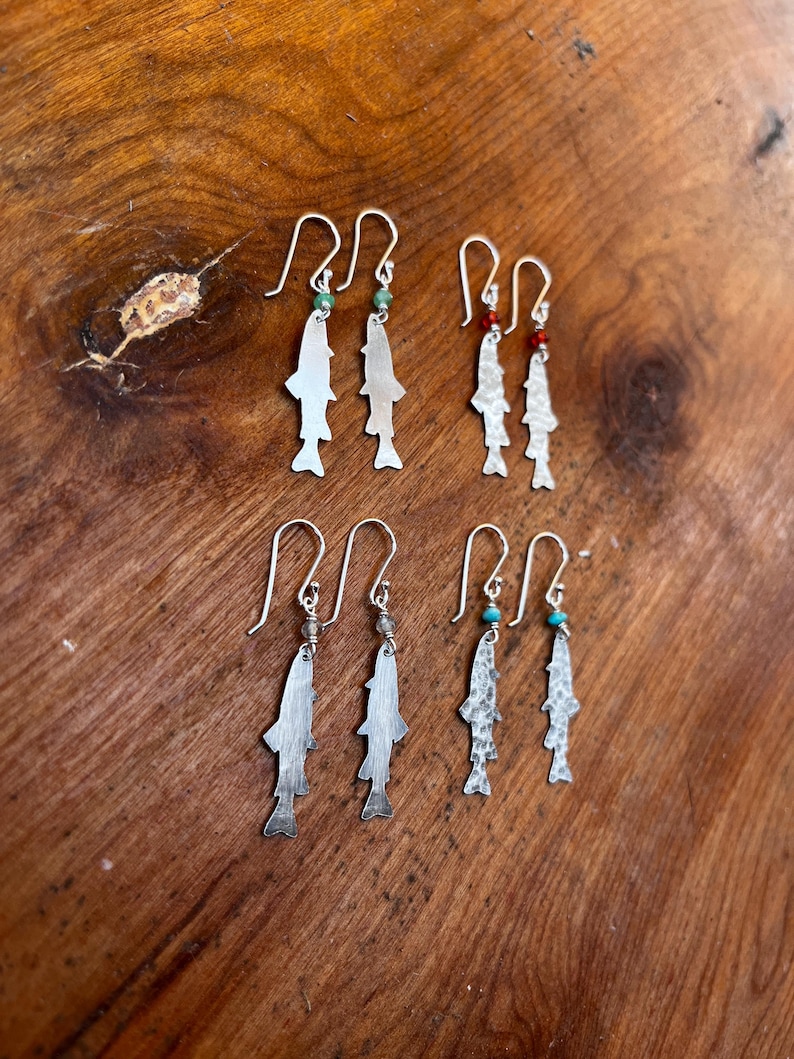 Pendientes colgantes de plata de ley con turquesa, cornalina, crisoprasa, labradorita y pez trucha martillado, tamaño mediano imagen 5