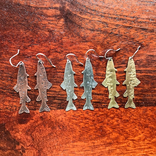 Pendientes colgantes de salmón, trucha y textura realista en cobre o latón de ley.