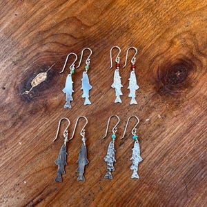 Pendientes colgantes de plata de ley con turquesa, cornalina, crisoprasa, labradorita y pez trucha martillado, tamaño mediano imagen 3