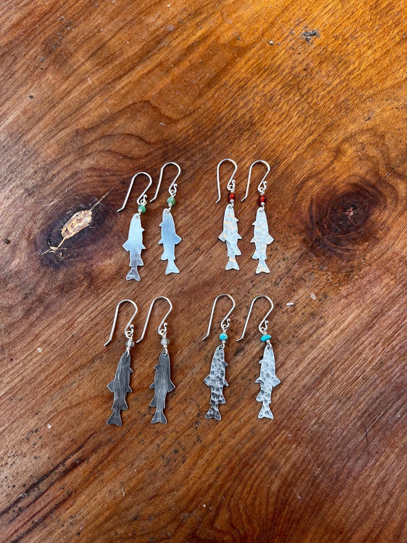Pendientes colgantes de plata de ley con turquesa, cornalina, crisoprasa, labradorita y pez trucha martillado, tamaño mediano imagen 3