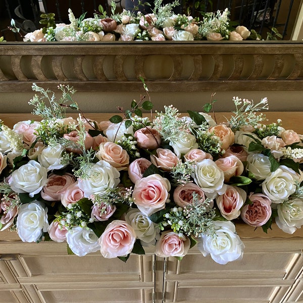 Flores de mesa en forma de corazón en rosa ruborizado y marfil, flores de repisa personalizadas, centro de mesa nupcial, flores de boda ruborizadas, arreglo de repisa