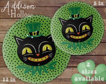 Tabla de cortar de vidrio redonda con diseño de gato negro y lunares para el Día de San Patricio de Johanna Parker