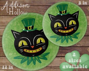 Tabla de cortar de vidrio redonda con diseño de gato negro del Día de San Patricio de Johanna Parker