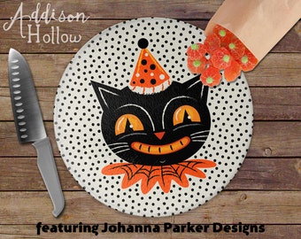 Tabla de cortar redonda de vidrio con diseño de gato negro de Halloween de Johanna Parker