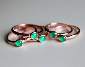 Anillo apilable de cobre y ónix verde: banda de piedras preciosas electroformadas