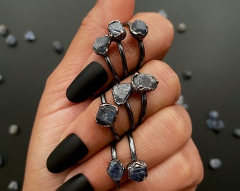 Anillo de cobre con zafiro en bruto: piedra de nacimiento de septiembre