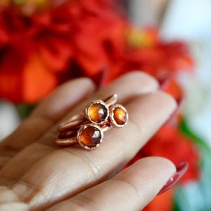Koperen ring met hessoniet-granaat: electroform-stapelsieraden
