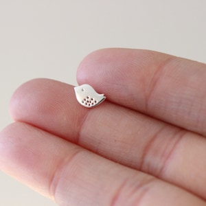 Tiny bird cartilage earring, sparrow tiny stud earring, nose stud, silver cartilage, cartilage stud earring, cute earring, tragus earring