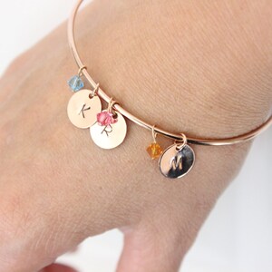 Brazalete con inicial, pulsera con inicial, pulsera con letra, brazalete con piedra de nacimiento inicial, regalo para hermana, regalo para mamá, brazalete ajustable