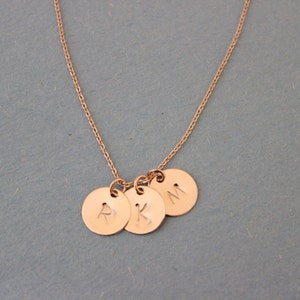 Collar inicial, collar con letras, regalo de dama de honor, collar de disco inicial delicado de oro rosa y plata, collar delicado, regalo para amiga.